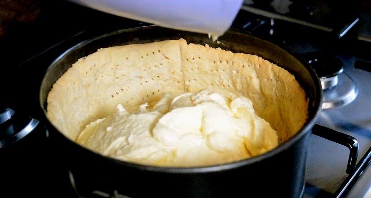 Levitämme juustomassaa mascarponella aiemmin paistetulle pohjalle.