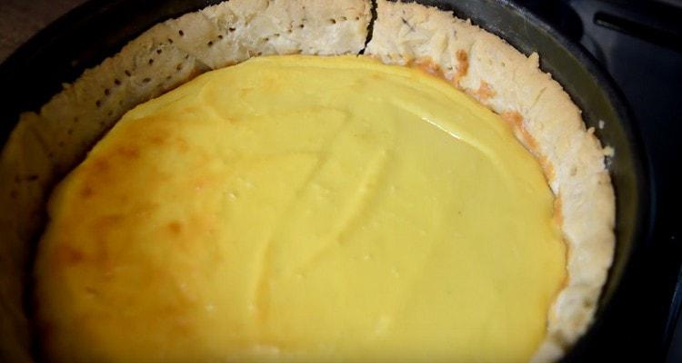 تُخبز فطيرة الجبن في الفرن لمدة ساعة.