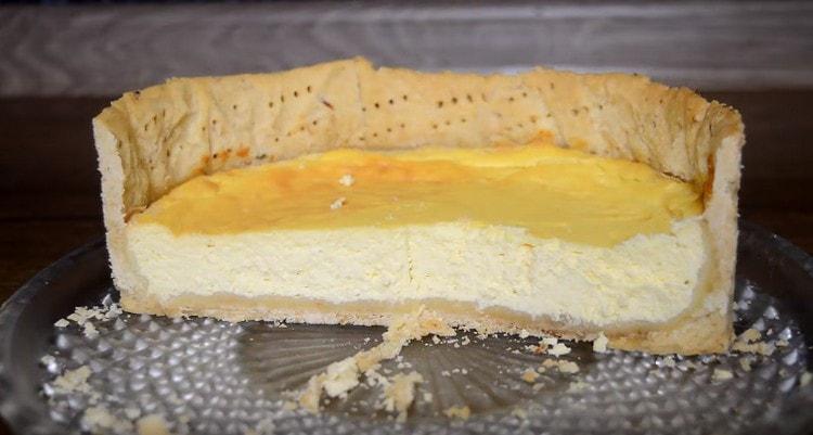 Der Mascarpone-Käsekuchen sollte vollständig abgekühlt sein, bevor er aus der Form genommen wird.