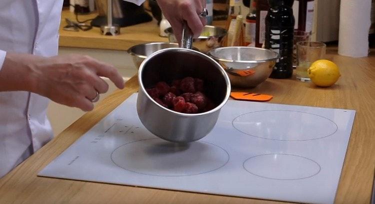 Βάλτε κατεψυγμένες φράουλες στο stewpan.