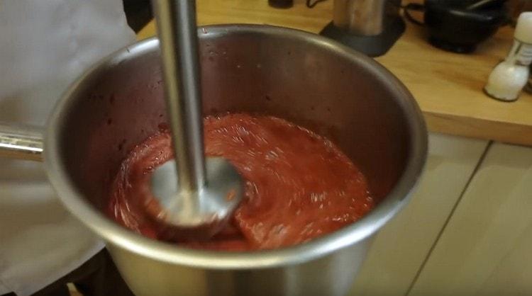 Keitämme keitetyn mansikkamassan upotettavalla sekoittimella.