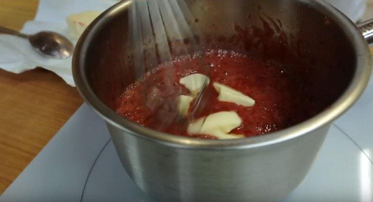 Do jahodové hmoty přidejte trochu másla a znovu promíchejte.