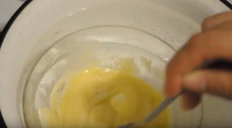 Pro přípravu polevy roztavte máslo a bílou čokoládu ve vodní lázni.