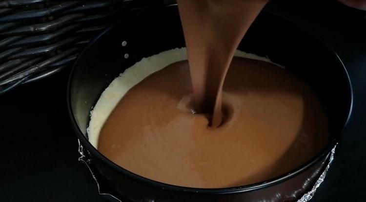 Versare la massa di cagliata di cioccolato sulla base dall'impasto.