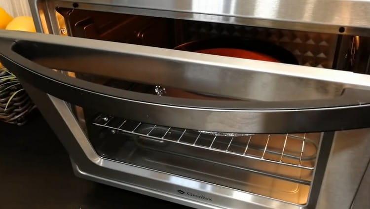 Nach dem Backen sollte der Käsekuchen bis zur vollständigen Abkühlung mit geöffneter Tür im Ofen belassen und dann in den Kühlschrank gestellt werden.