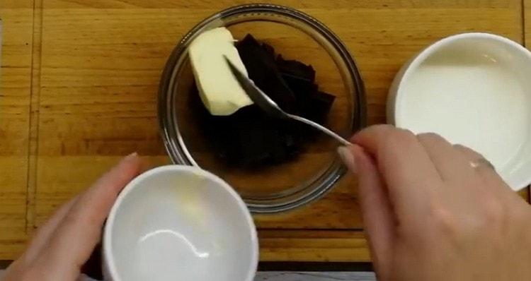 Um die Ganache zuzubereiten, kombinieren Sie die restliche Schokolade mit Butter.