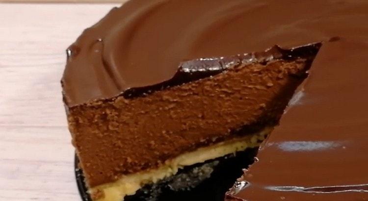 Αυτό το cheesecake σοκολάτας είναι εξαιρετικά νόστιμο.