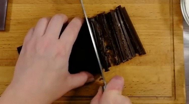 Αλέστε τη σοκολάτα με ένα μαχαίρι.