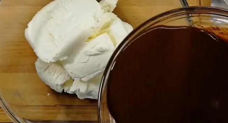 Προσθέστε το μίγμα σοκολάτας-γάλακτος στο τυρόπηγμα.
