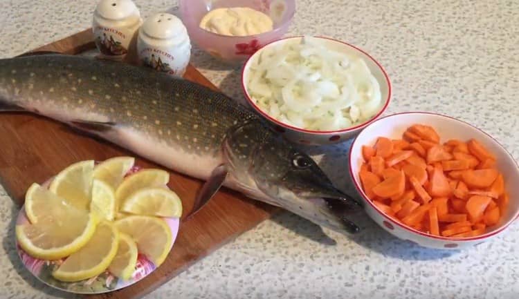 Leikkaa sipuli, porkkana, sitruuna puolirenkaisiin.