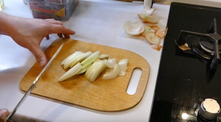 Nakrájejte cibuli na půlky.