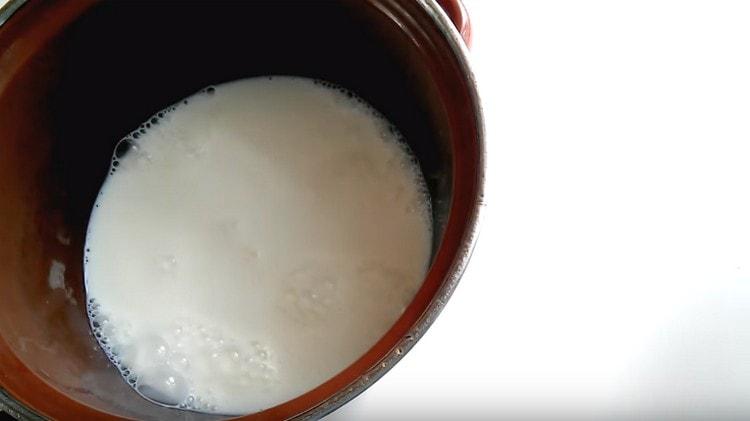 Για να προετοιμάσετε την κρέμα, στείλτε μια κατσαρόλα με γάλα στη φωτιά.