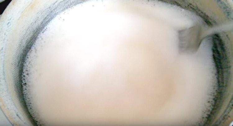 يُغلى محلول زيت الحليب في الغليان.