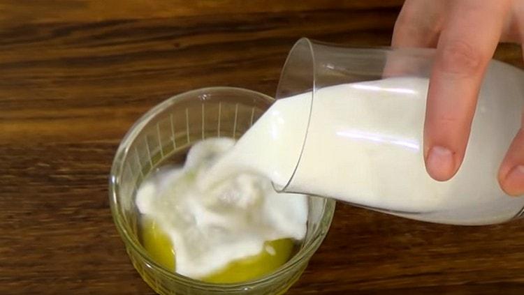 Kombinálja a sárgáját a tejjel.