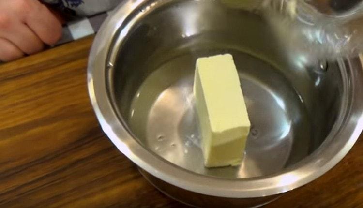 Butter und Salz ins Wasser geben.