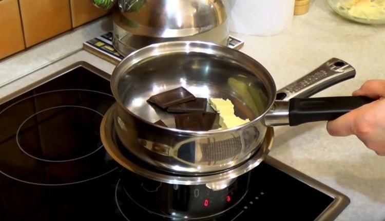 In einem Wasserbad die Schokolade mit Butter schmelzen, mischen.