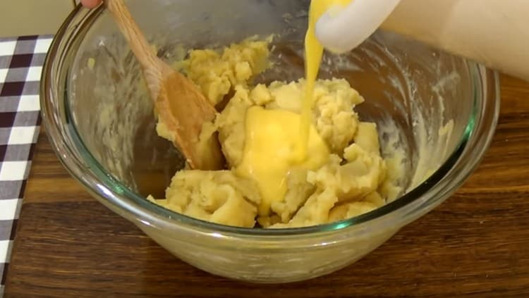 Добавете яйца към тестото малко и разбъркайте старателно всеки път.