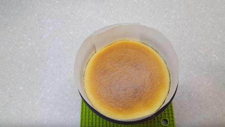 Una tale cheesecake viene cotta secondo uno speciale schema di temperatura.