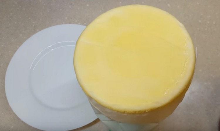 a lehűtött sajttorta kivehető a formaból.