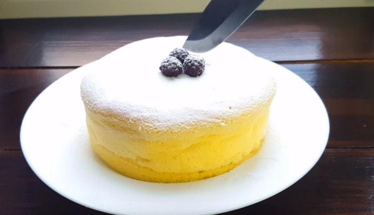 Το ιαπωνικό cheesecake μπορεί να γαρνιριστεί με ζάχαρη άχνη και μούρα.