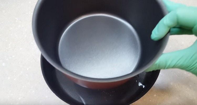 Juustokakku keitetään vesihauteessa uunissa.