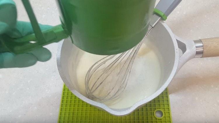 Quando la massa nella padella diventa omogenea, setacciare la farina al suo interno.
