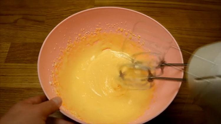 Mischen Sie die Zutaten, um ein orangefarbenes Muffin zu machen
