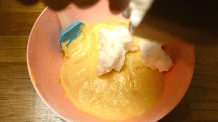 مزيج البروتين وصفار البيض لجعل الكعك البرتقالي