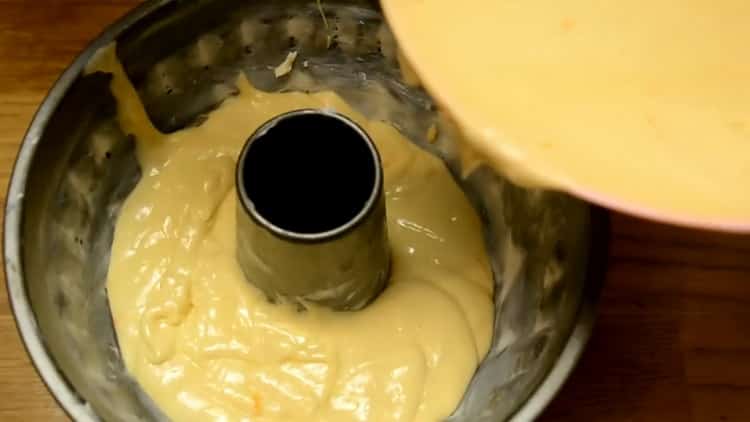 Για να φτιάξετε ένα πορτοκαλί muffin, βάλτε τη ζύμη στο καλούπι