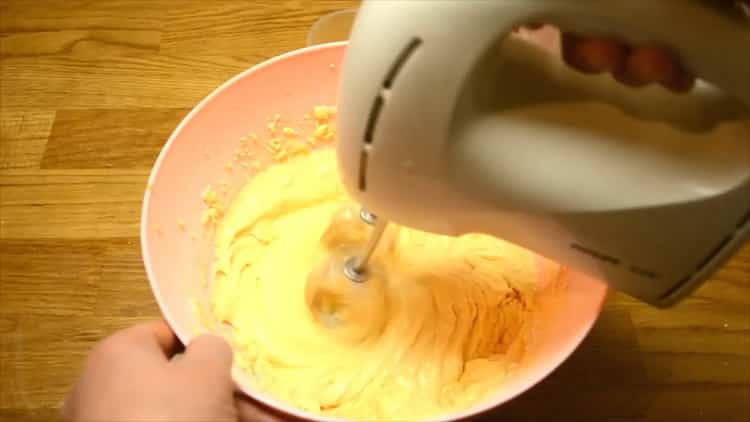 Sbattere le uova per fare un muffin all'arancia
