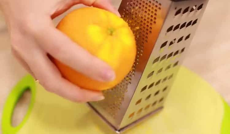 Upang makagawa ng isang orange cake, ihanda ang zest