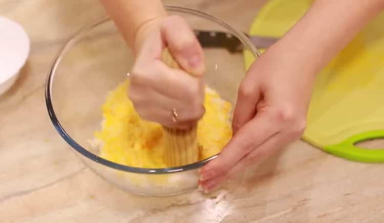 Για να φτιάξετε ένα πορτοκαλί κέικ, ανακατέψτε τα υλικά