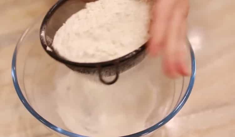 За да направите портокалова торта, пресейте брашното