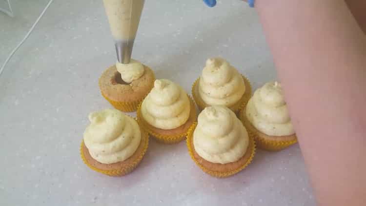 Βήμα προς βήμα συνταγή banana cupcakes με φωτογραφία
