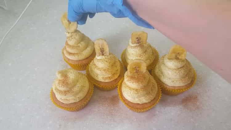 Bananen Cupcakes garnieren