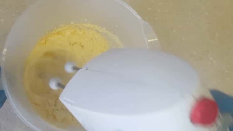 Mischen Sie die Zutaten, um Bananen-Cupcakes zu machen.