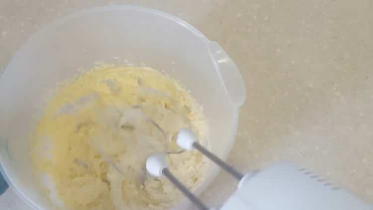 Για να φτιάξετε μπανάνα cupcakes, ετοιμάστε μια κρέμα