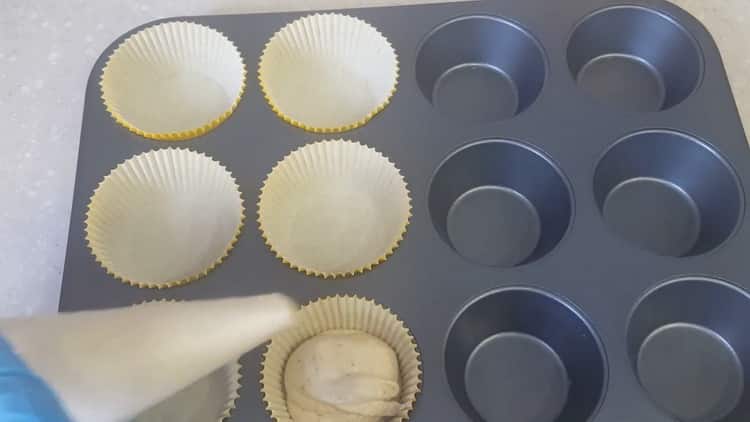 Για να φτιάξετε τα cupcakes μπανάνας συμπληρώστε τη φόρμα