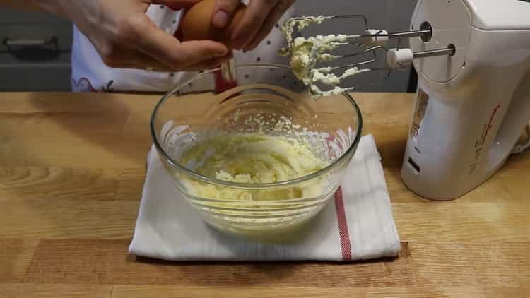 Προσθέστε τα αυγά για να φτιάξετε ένα κέικ μπανάνας.