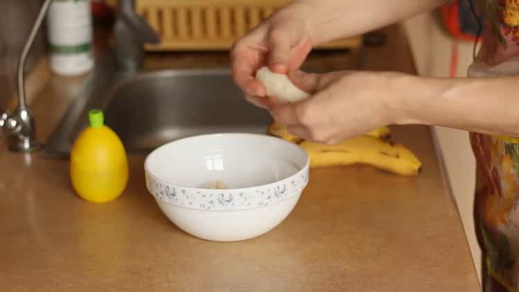 Rozemelte banán a vytvořte banánový tvarohový koláč