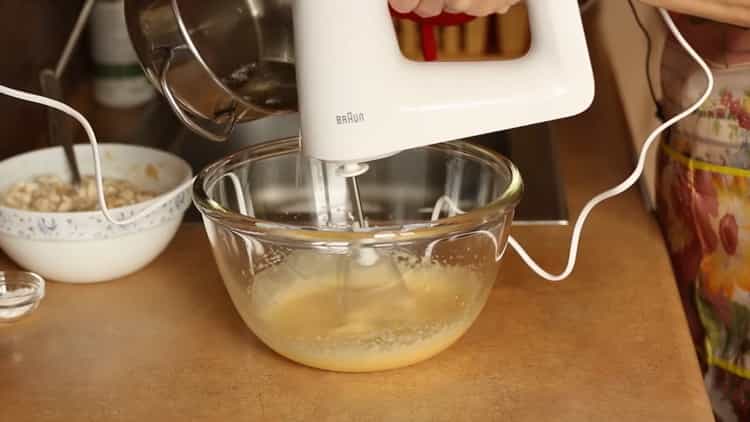 Norėdami pagaminti bananų sūrio pyragą, paruoškite pjaustytą