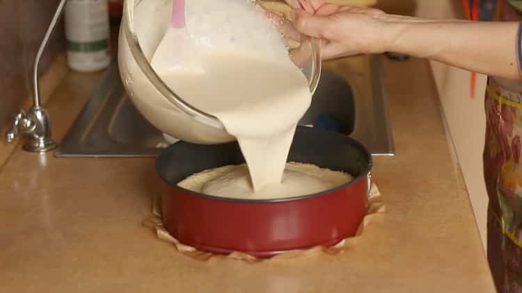 Norėdami paruošti bananų sūrio pyragą, supilkite ingredientus ant pagrindo