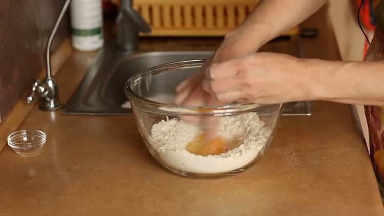 يُضاف البيض لعمل كعكة الجبن.