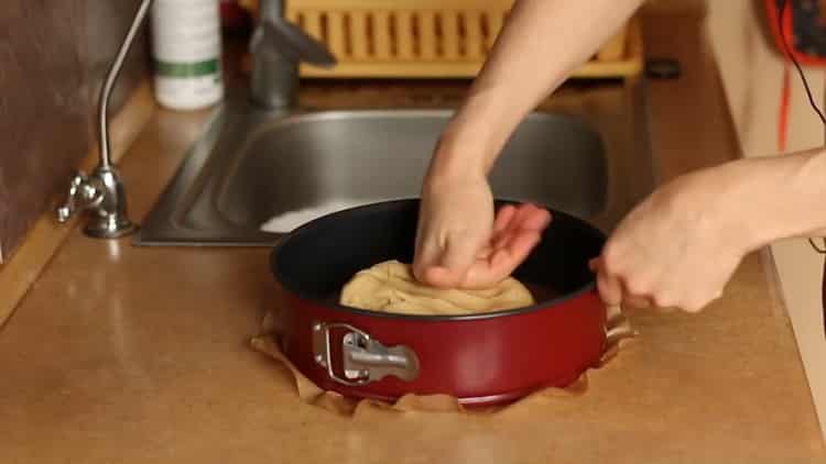 Για να προετοιμάσετε ένα cheesecake μπανάνας, βάλτε τη ζύμη στο καλούπι