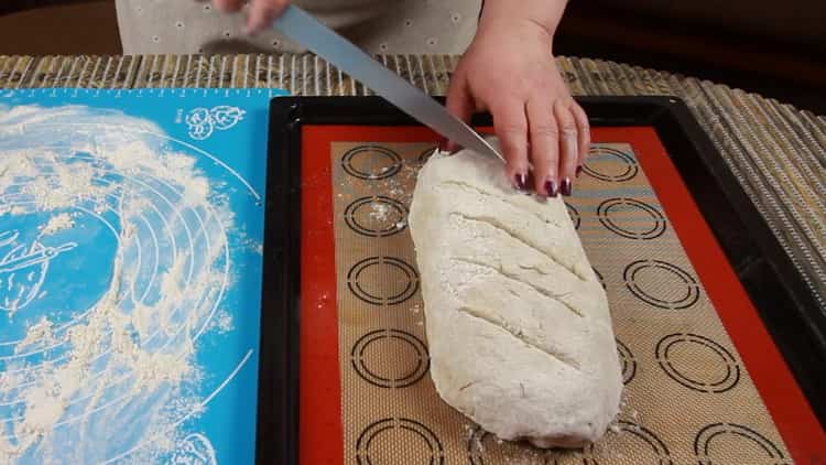 Leikkaa taikina leivänhiivattoman leivän valmistamiseksi