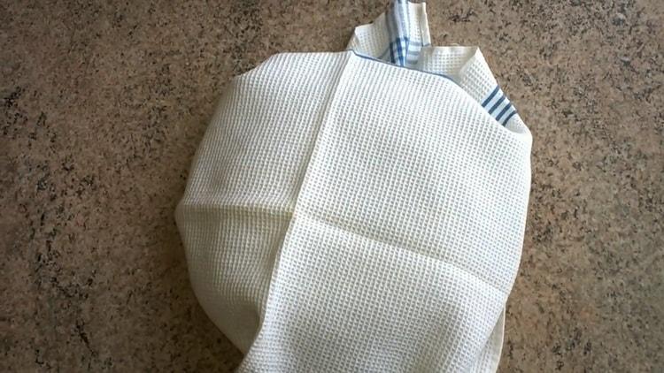 Um hefefreies Brot in einem Slow Cooker zuzubereiten, bereiten Sie ein Handtuch vor