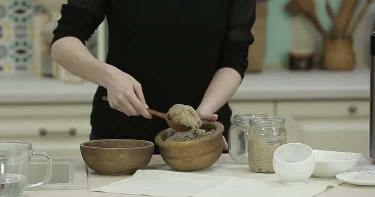 Bereiten Sie die Zutaten zu, um einen hefefreien Teig in einer Brotmaschine zuzubereiten