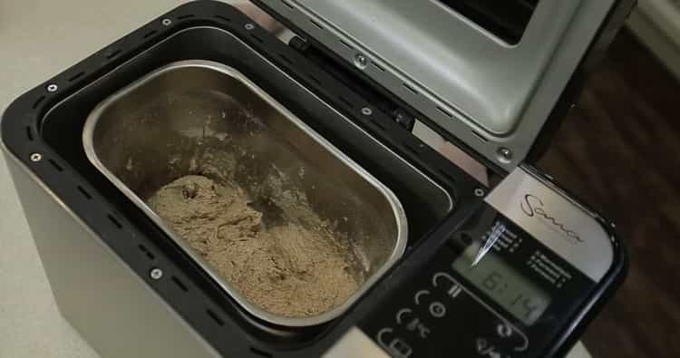 Για να προετοιμάσετε το ψωμί χωρίς ζύμη σε μια μηχανή ψωμιού, βάλτε τη ζύμη σε ένα μπολ