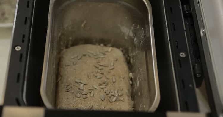 لتحضير الخبز الخالي من الخميرة في آلة الخبز ، تحضير المكونات