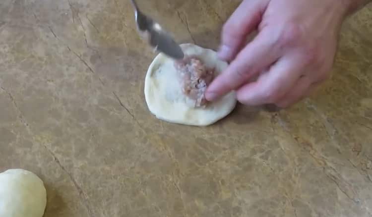 За да приготвите белтъците във фурната, сложете пълнежа върху тестото